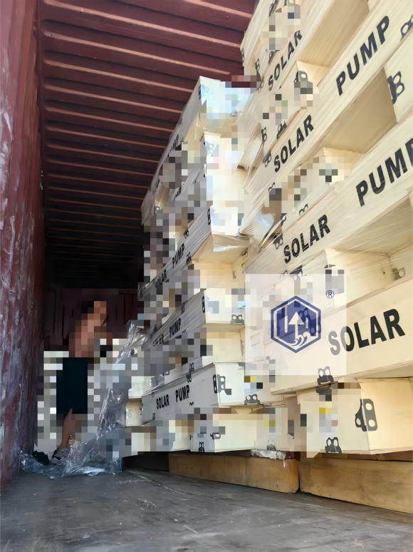 A szállítmány egy 20 láb hosszúságú napkollektoros szivattyúkonténerből készült